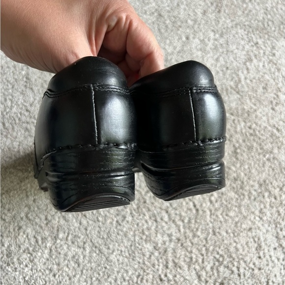 Dansko XP Women's Size 38 Tatum Black Leather Slip Resistant Pro Clogs Work Shoe - Picture 2 of 4